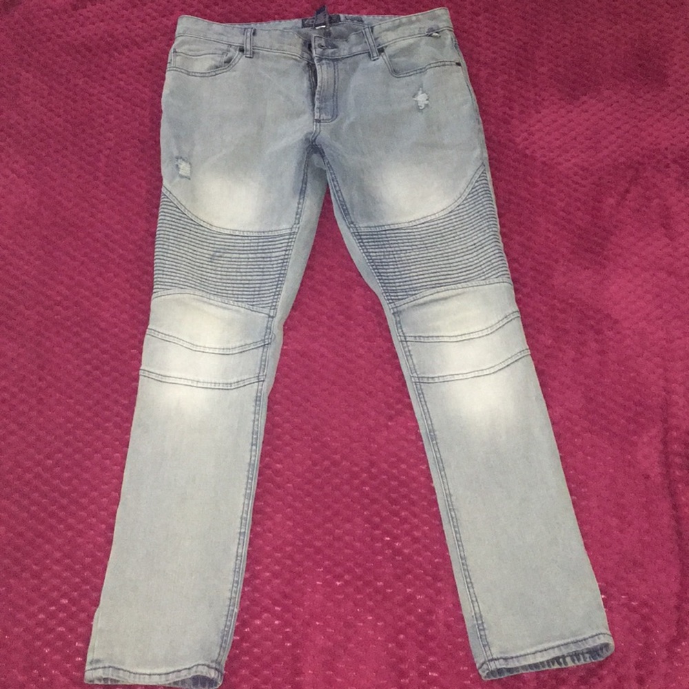 American Rag Men’s light wash distressed jeans